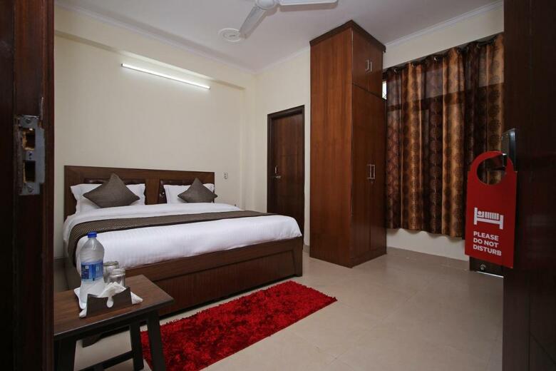 Hotel Oyo 9273 Surya Palace