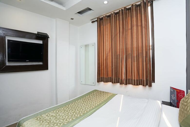 Oyo 8933 Hotel Cg International
