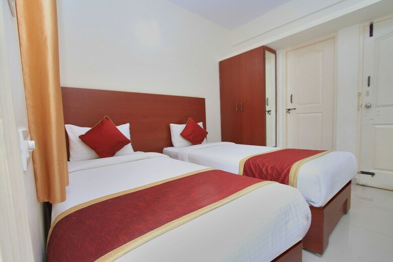Hotel Oyo 9653 Ample Premium Suites