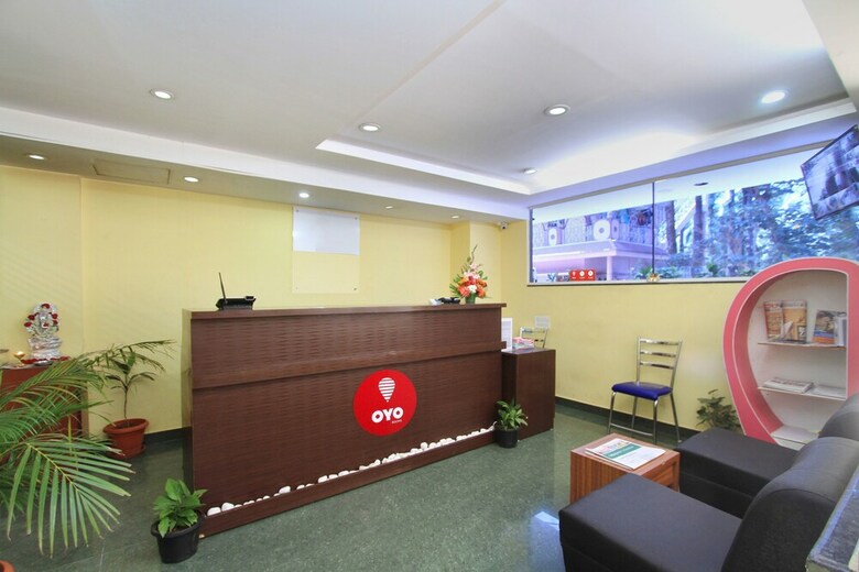Hotel Oyo 9653 Ample Premium Suites