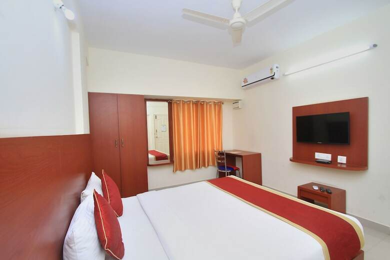Hotel Oyo 9653 Ample Premium Suites
