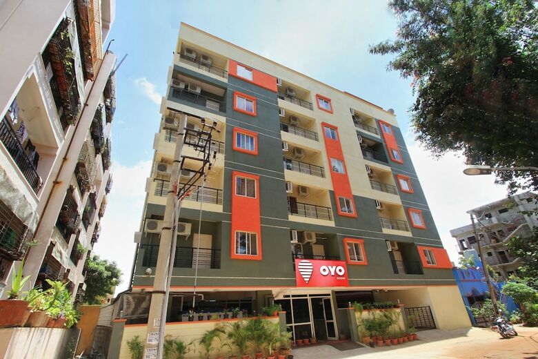 Hotel Oyo 9653 Ample Premium Suites