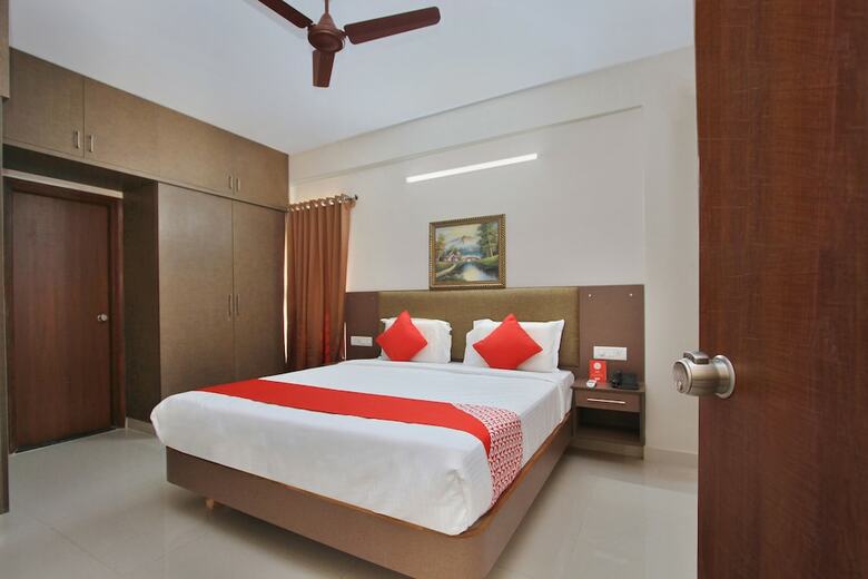 Oyo 10379 Hotel Varcity Sapphire