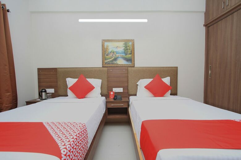 Oyo 10379 Hotel Varcity Sapphire