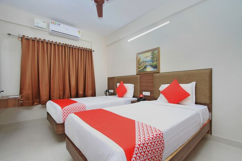 Oyo 10379 Hotel Varcity Sapphire