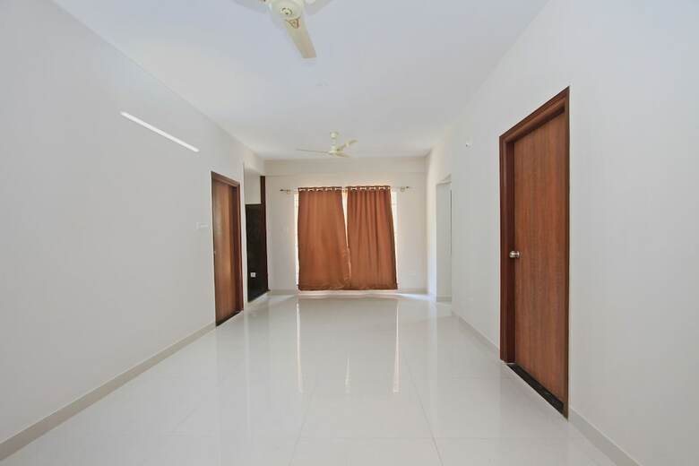 Oyo 10379 Hotel Varcity Sapphire