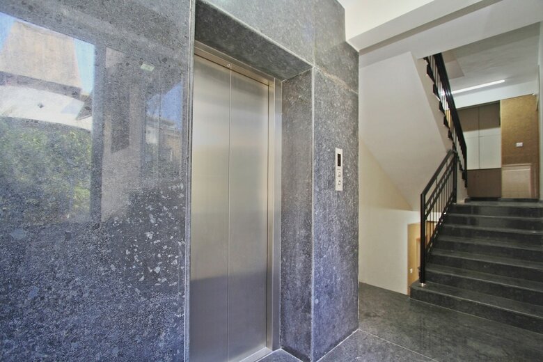 Oyo 10379 Hotel Varcity Sapphire
