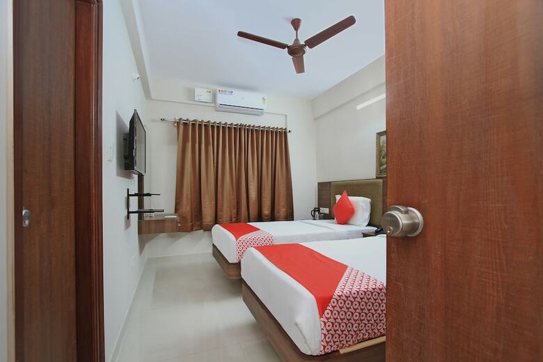 Oyo 10379 Hotel Varcity Sapphire