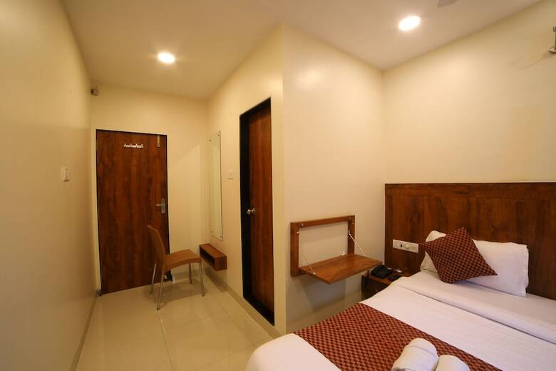 Hotel Oyo 8757 Prakash Inn