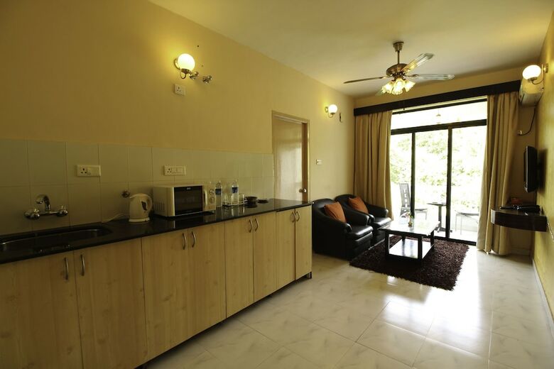 Hotel Oyo 10798 Home Premium Studio Paroda