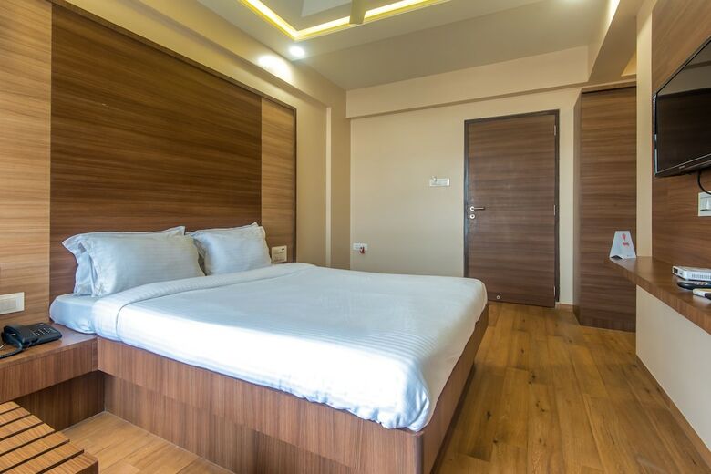 Oyo 9644 Hotel Mahadev Residency