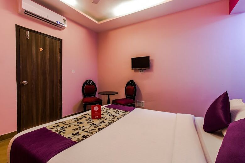 Hotel Oyo 5671 Maximum Holiday Inn