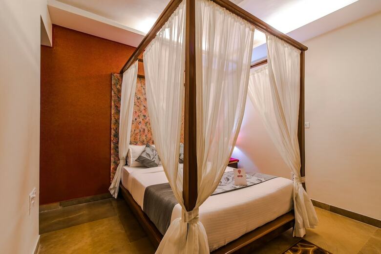 Hotel Oyo 5671 Maximum Holiday Inn
