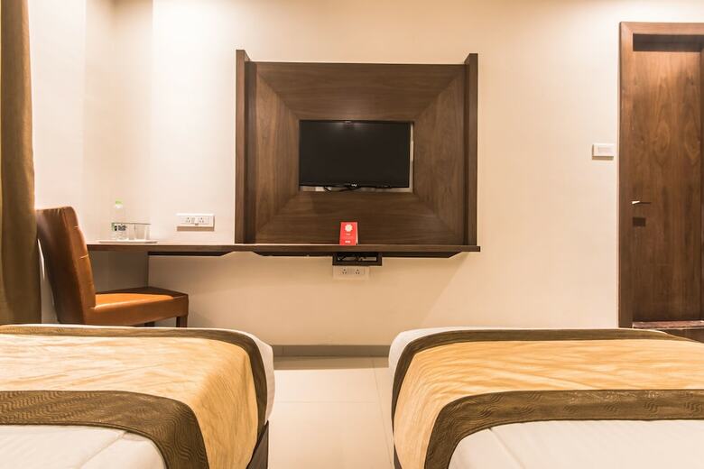 Hotel Oyo 9328 Empire Suite
