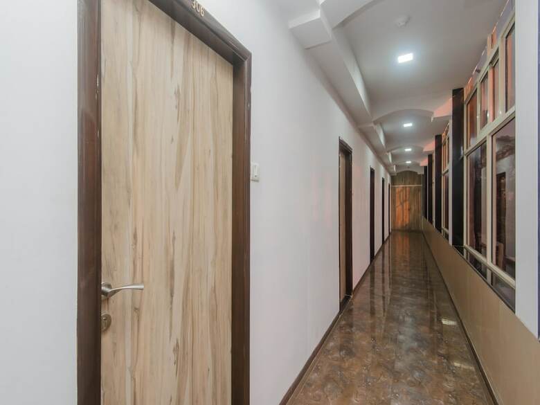 Oyo 9849 Hotel Divine Residency