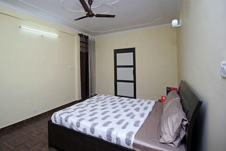 Hotel Oyo 9250 Green Suits