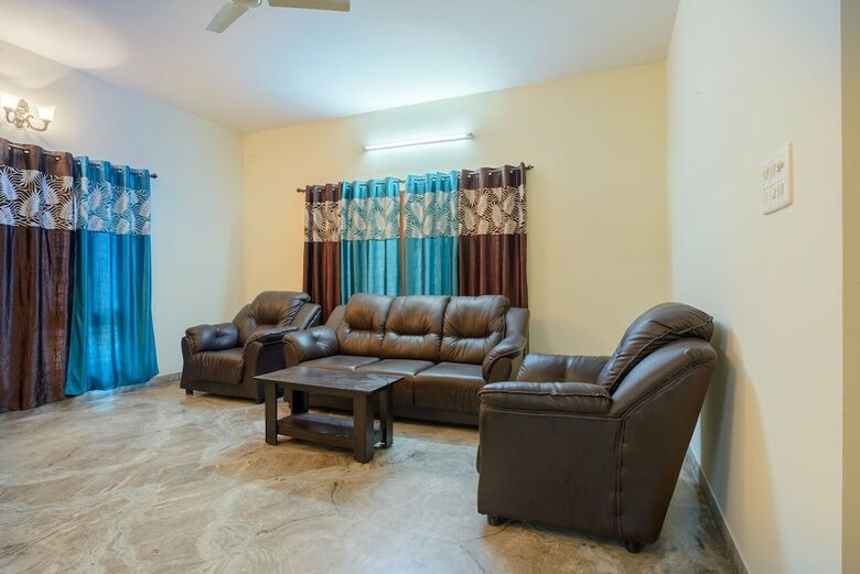 Hotel Oyo 9250 Green Suits