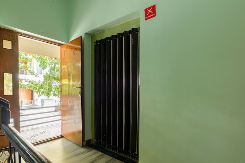 Hotel Oyo 9250 Green Suits