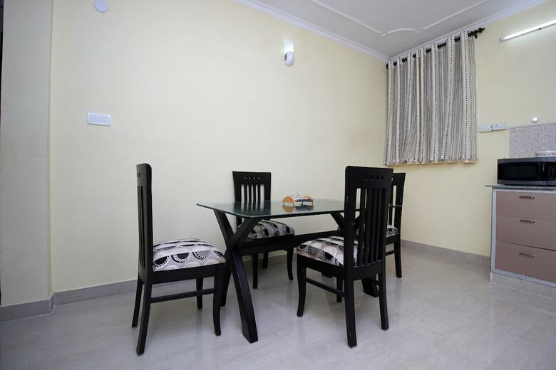 Hotel Oyo 9250 Green Suits