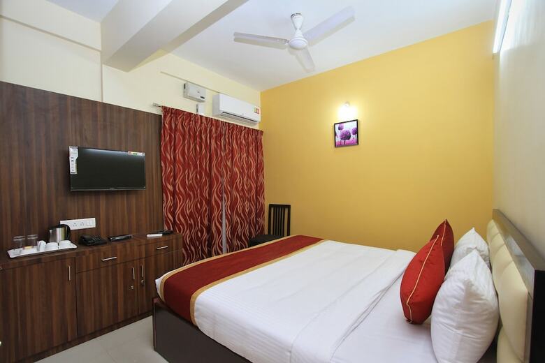 Hotel Oyo 9439 Sri Sai Comforts