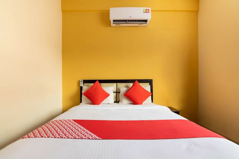 Hotel Oyo 9439 Sri Sai Comforts