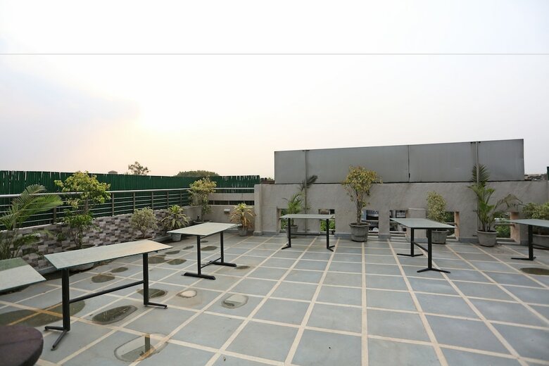 Oyo 383 Hotel Divine Paradise