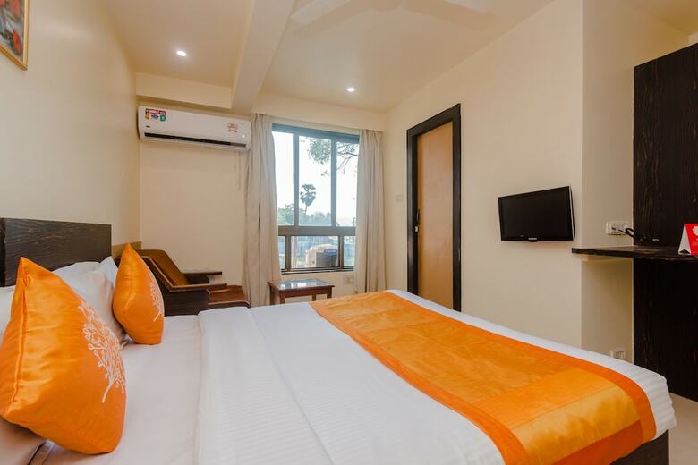 Oyo 10382 Hotel Saffron Suites