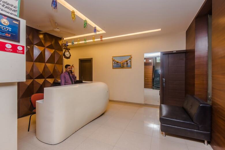 Oyo 10382 Hotel Saffron Suites