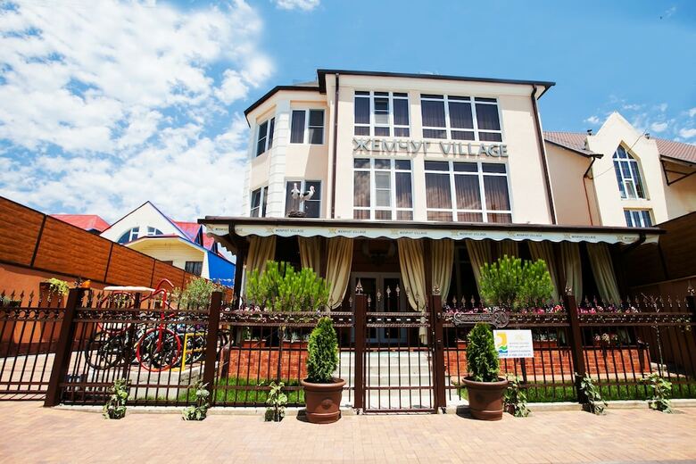 Zhemchug Village Hotel