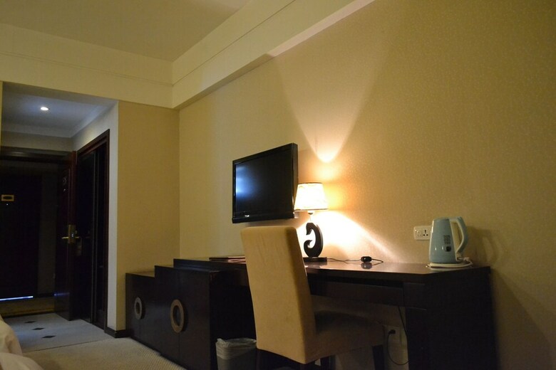 Longmen Peony Xinyudong Hotel