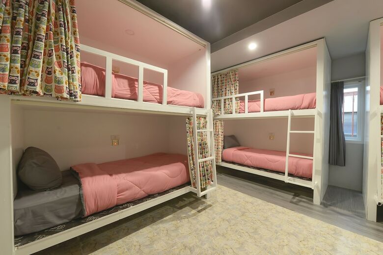 Hostal Livit70's Hotel & Hostel