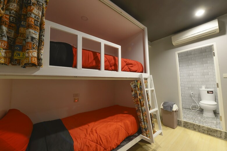 Hostal Livit70's Hotel & Hostel