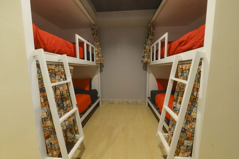 Hostal Livit70's Hotel & Hostel