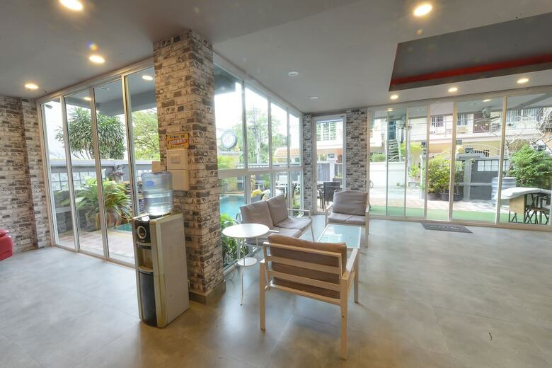 Hostal Livit70's Hotel & Hostel