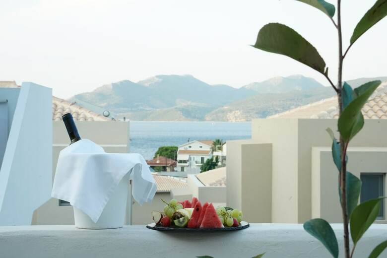 Hotel Crystal Waters