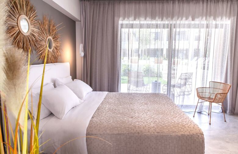 Hotel Crystal Waters