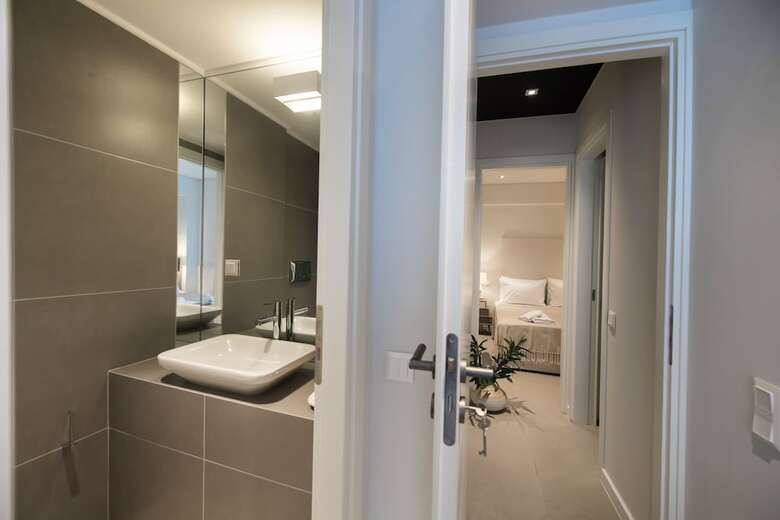 Hotel Crystal Waters