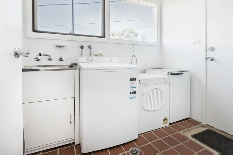 'matilda' - Spacious & Centrally Located With Great Lake Views