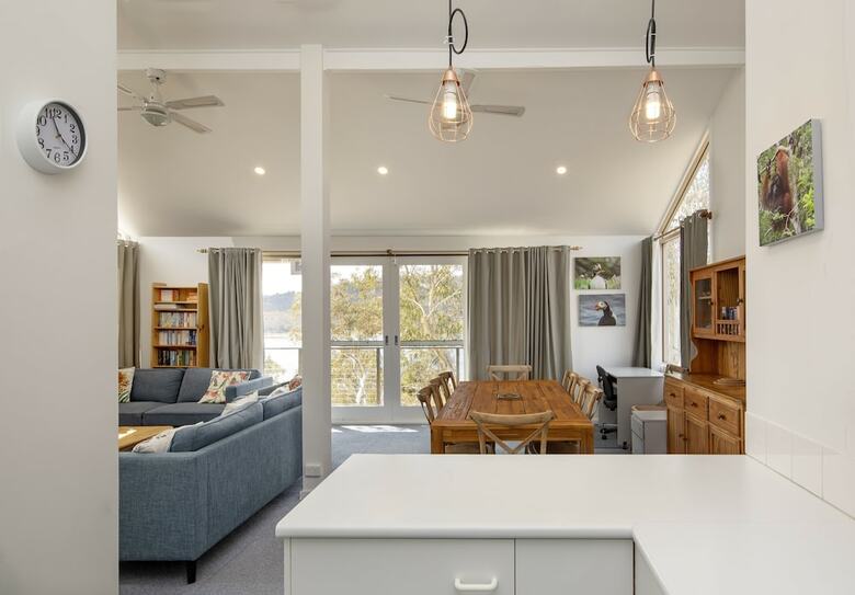 'matilda' - Spacious & Centrally Located With Great Lake Views