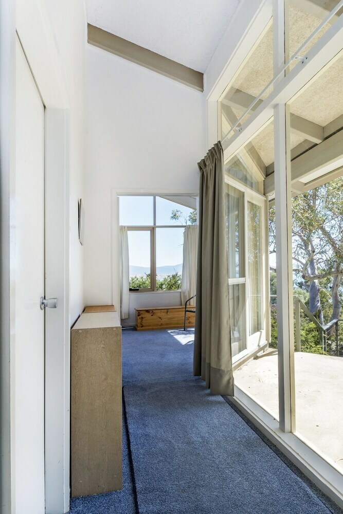 'matilda' - Spacious & Centrally Located With Great Lake Views