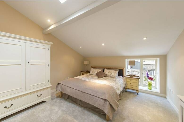 Pierce Brosnan Suite - Hiphipstay