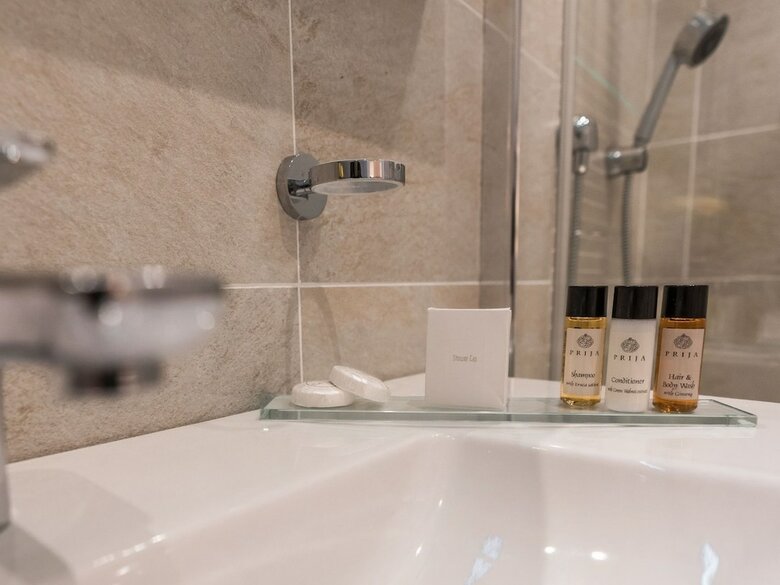 Pierce Brosnan Suite - Hiphipstay