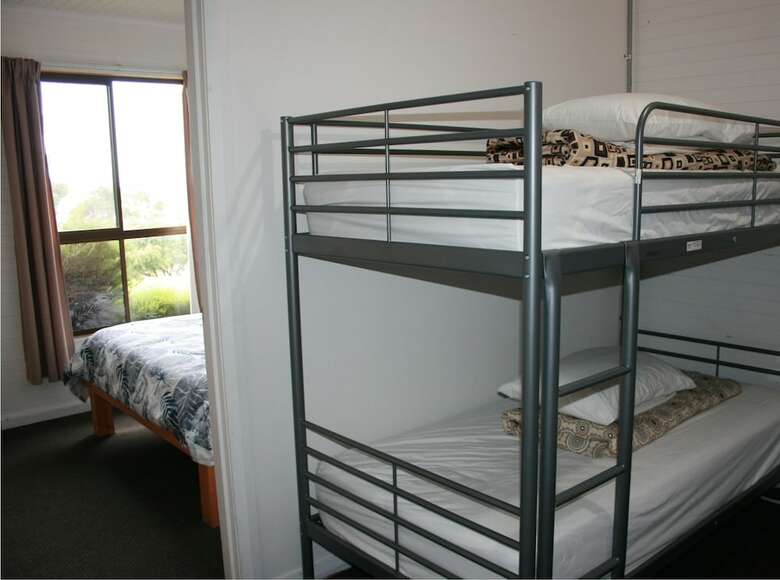 Hostal Seaview Holiday Park And  Hostel