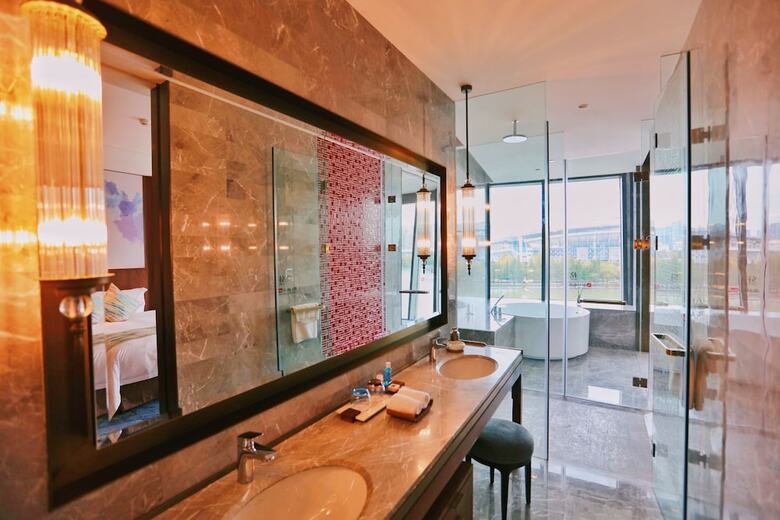 Yading Peninsula Hotel