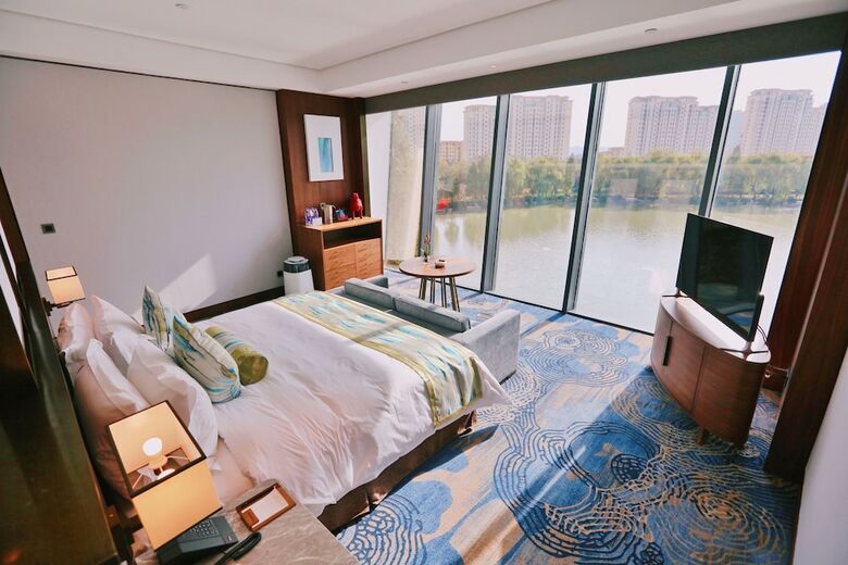 Yading Peninsula Hotel