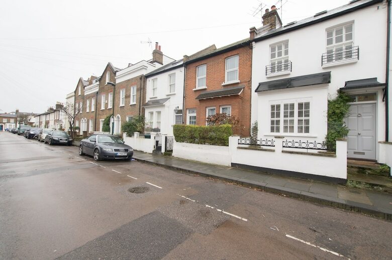 Beautiful Barnes Home With Garden