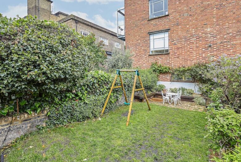 Stylish Family Home Near Camden