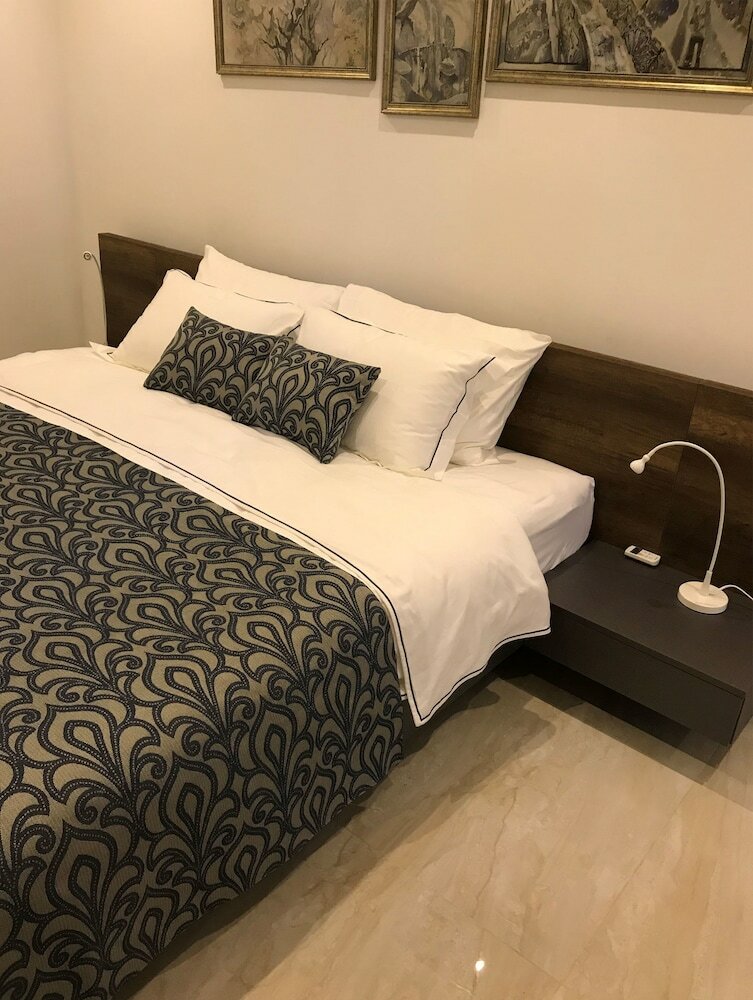 Aparthotel Crown Properties