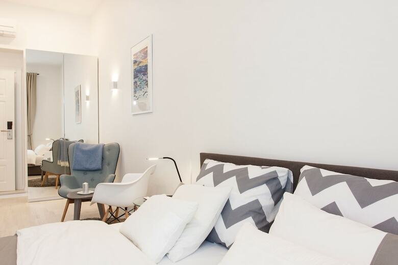 Tesla Boutique Apartments & Rooms