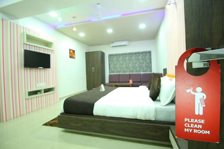 Oyo 9238 Hotel Meet Palace